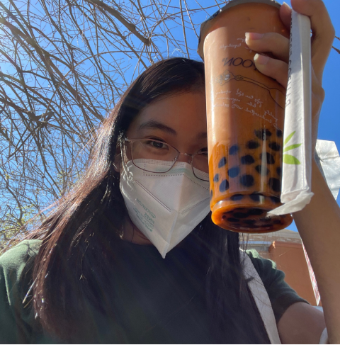 laura with thai tea